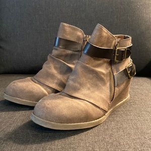Maurice’s Chocolate Brown wedge bootie. Size 8. Great condition.